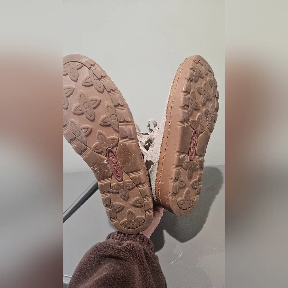 BARETRAPS Women's Bt Lancy Snow Boot. Nude/tan. Size 7